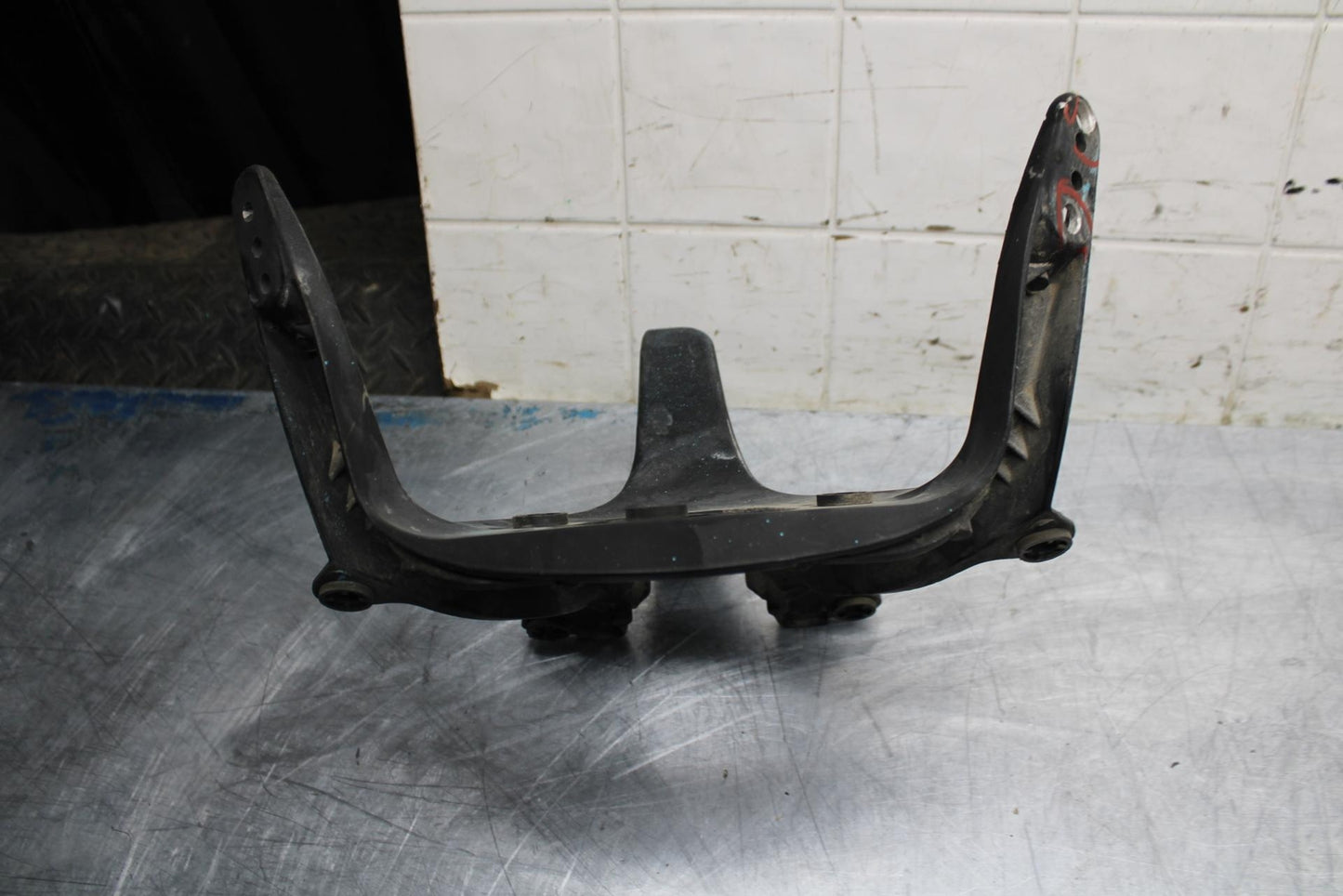 03-04 YAMAHA YZF R6  UPPER FAIRING MIRROR GAUGES STAY BRACKET BB481