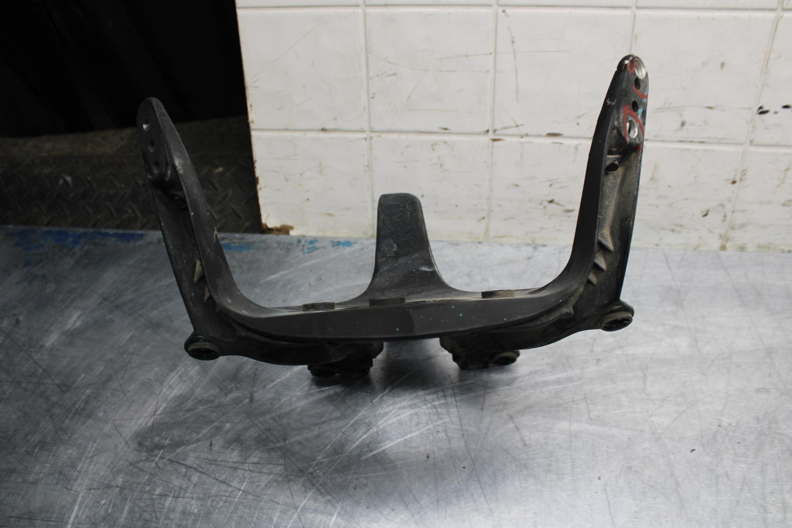 03-04 YAMAHA YZF R6  UPPER FAIRING MIRROR GAUGES STAY BRACKET BB481