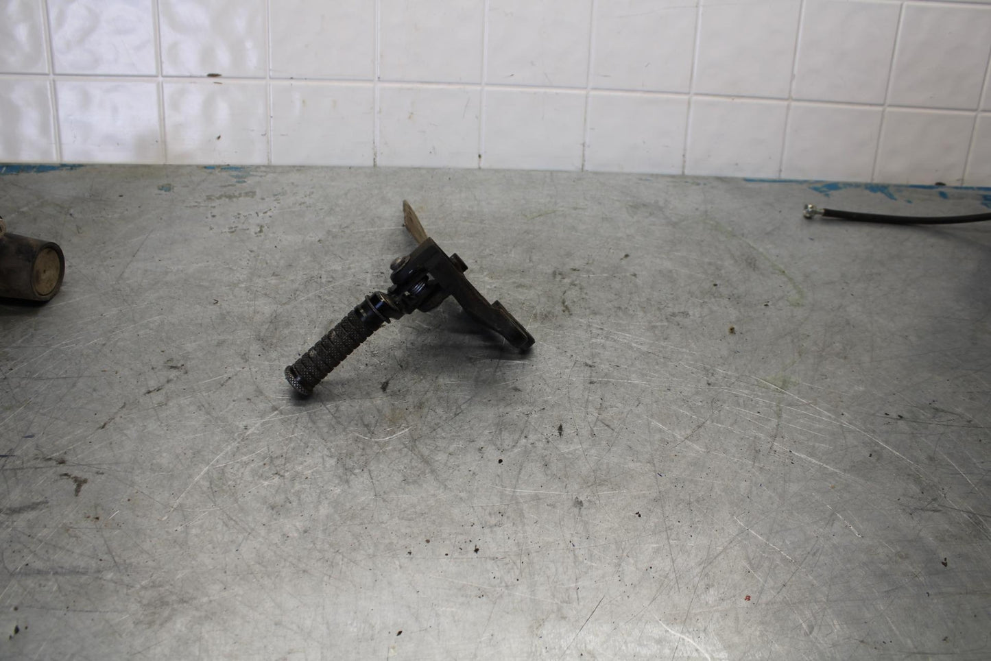 06-07 KAWASAKI NINJA ZX14R LEFT REARSET DRIVER FOOT PEG BRACKET MOUNT  bb433