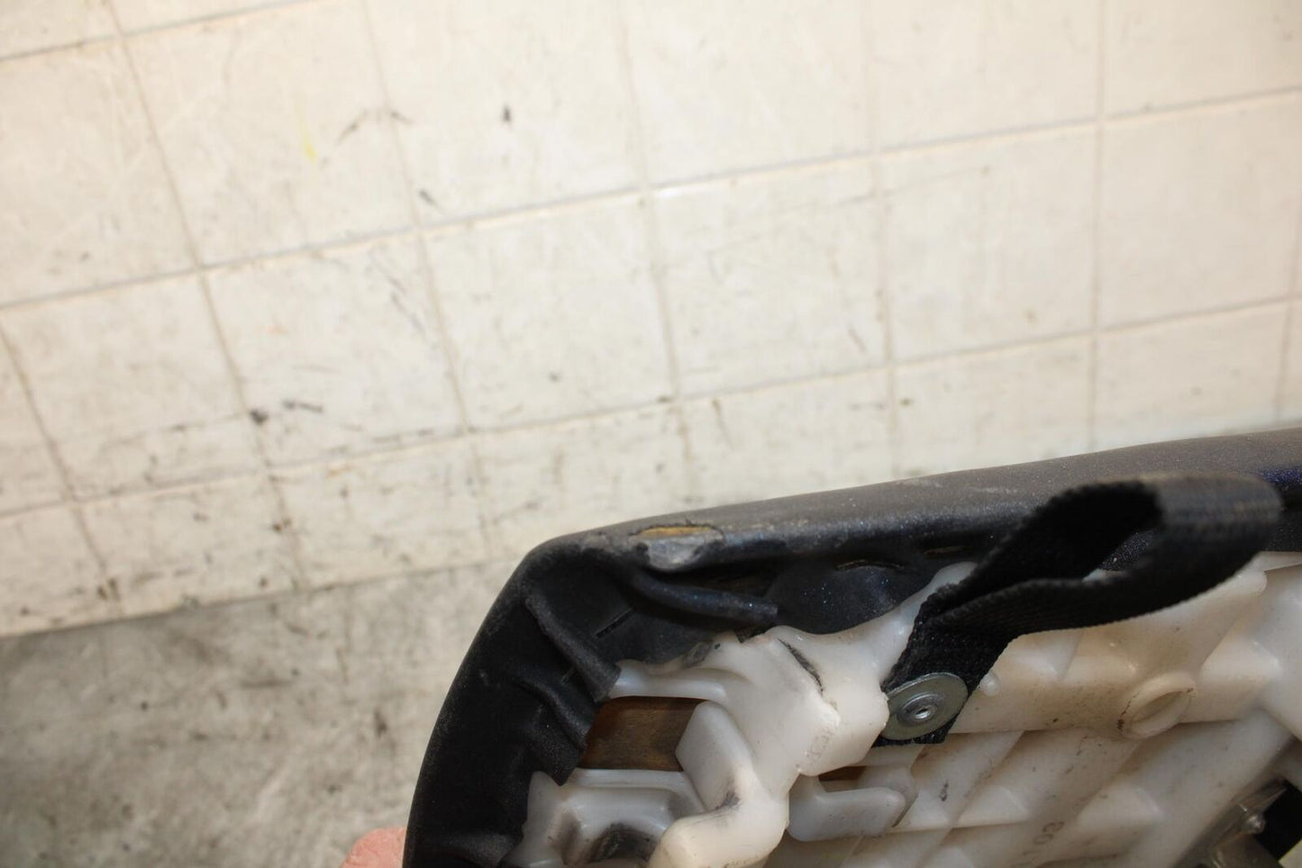 2002 Yamaha YZF R6 REAR BACK PASSENGER TANDEM SEAT PAD SADDLE PILLION BB545