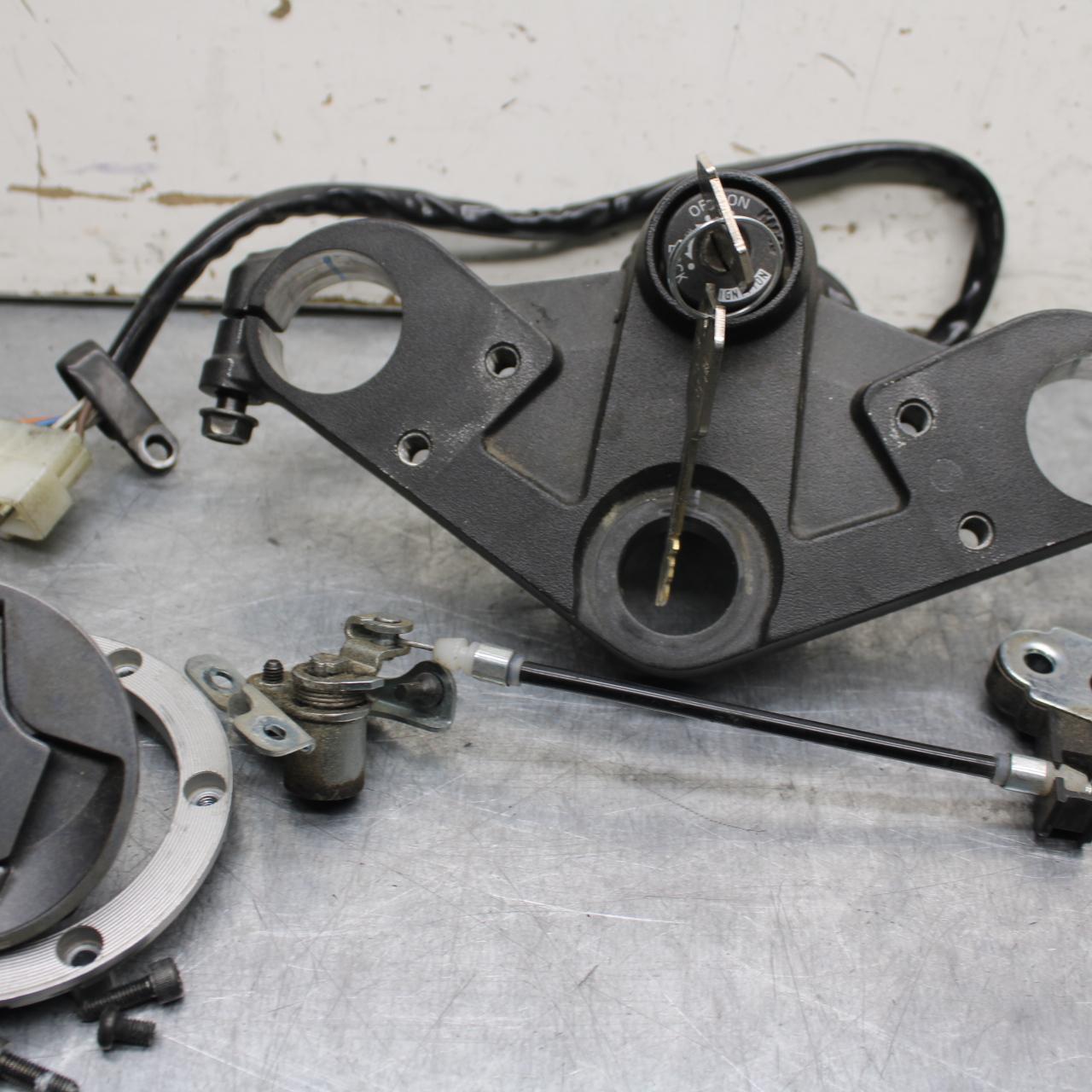 15-16 KAWASAKI EX300 IGNITION LOCK KEY SET W/ GAS CAP AND SEAT LOCK BB635