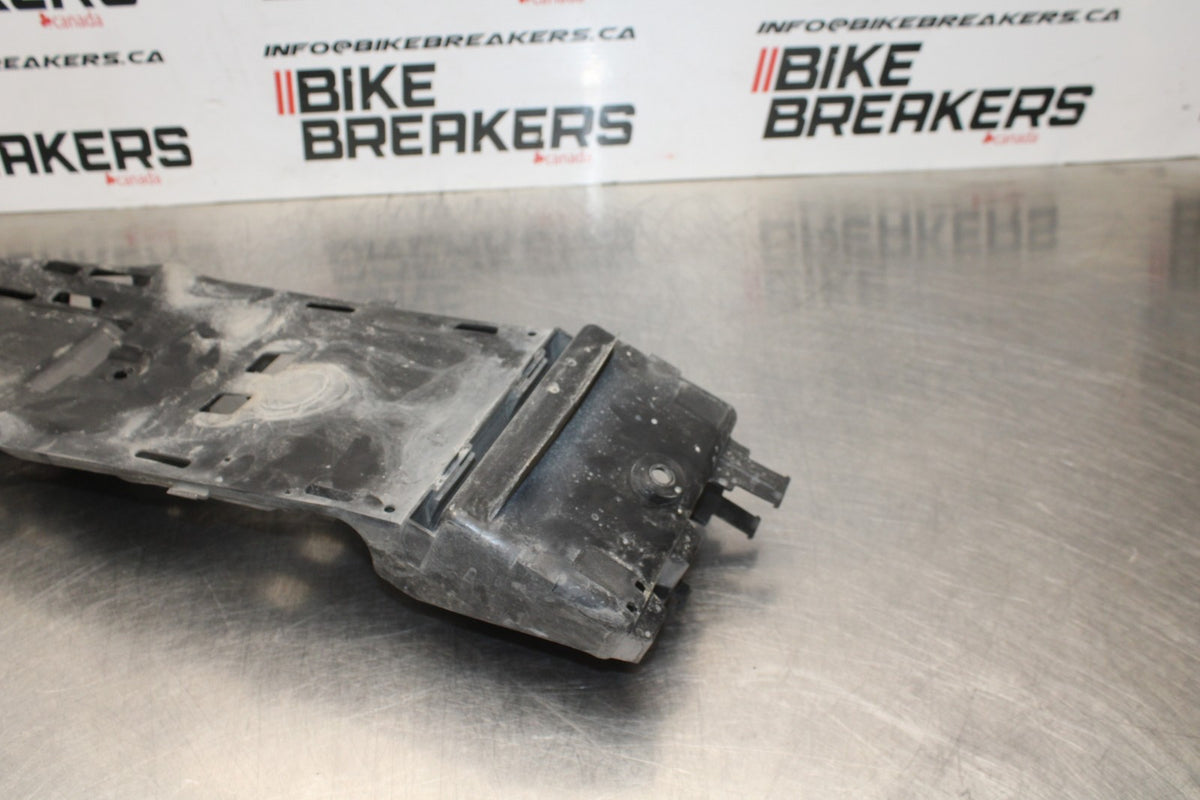 05-06 SUZUKI GSXR1000 REAR BACK TAIL UNDERTAIL BATTERY TRAY PLASTIC BB773