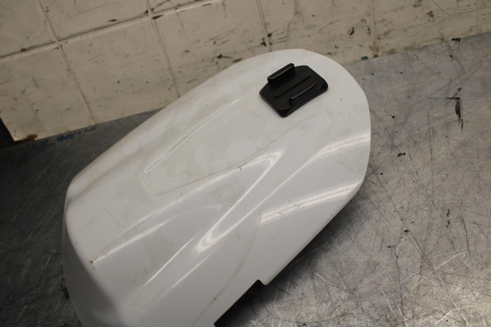 08-10 SUZUKI GSXR750 BACK SEAT SOLO COWL FAIRING COVER 45550-37H00-YPA bb476