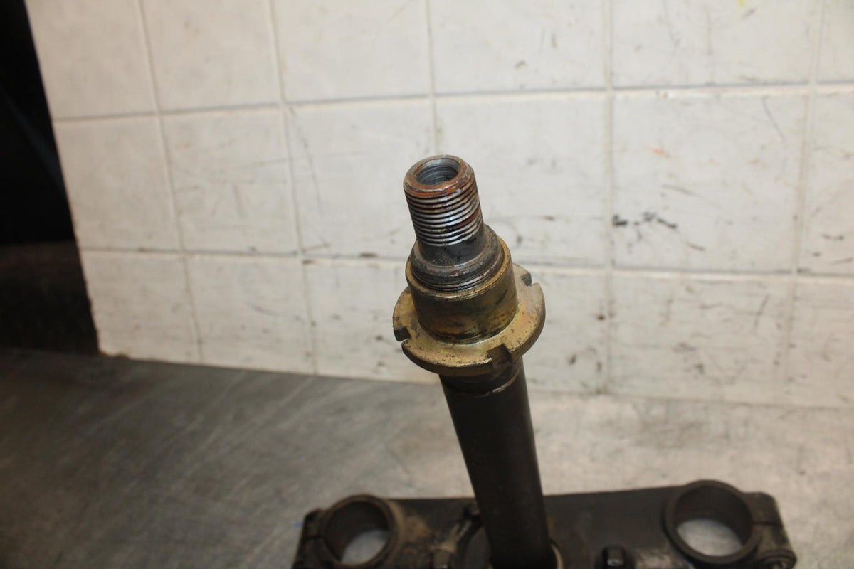 1981 Suzuki GS850G FRONT FORKS CLAMP LOWER TRIPLE TREE STEM BB37