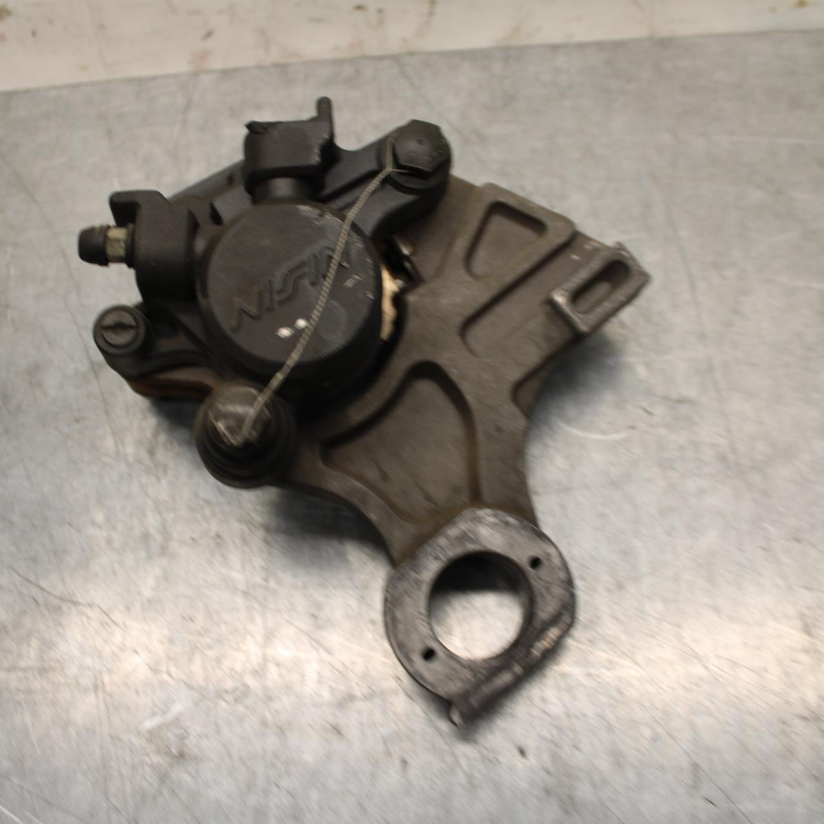 05 YAMAHA YZF R6S REAR BACK BRAKE CALIPER W MOUNT BRACKET BB600