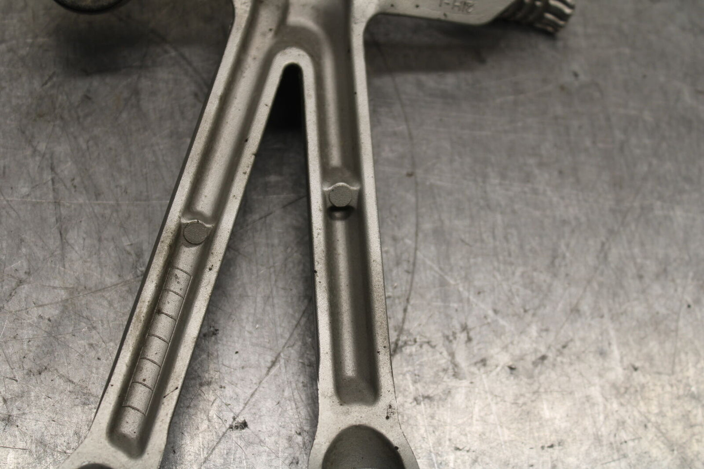 05-08 SUZUKI GSXR1000 REAR BACK PASSENGER PEG SET PAIR BB113