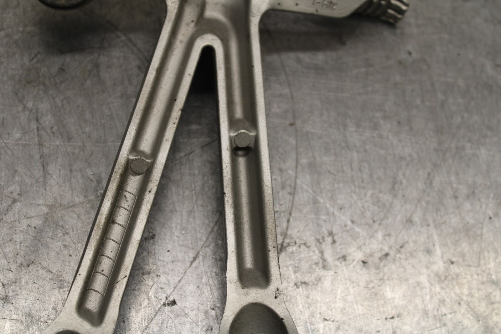 05-08 SUZUKI GSXR1000 REAR BACK PASSENGER PEG SET PAIR BB113