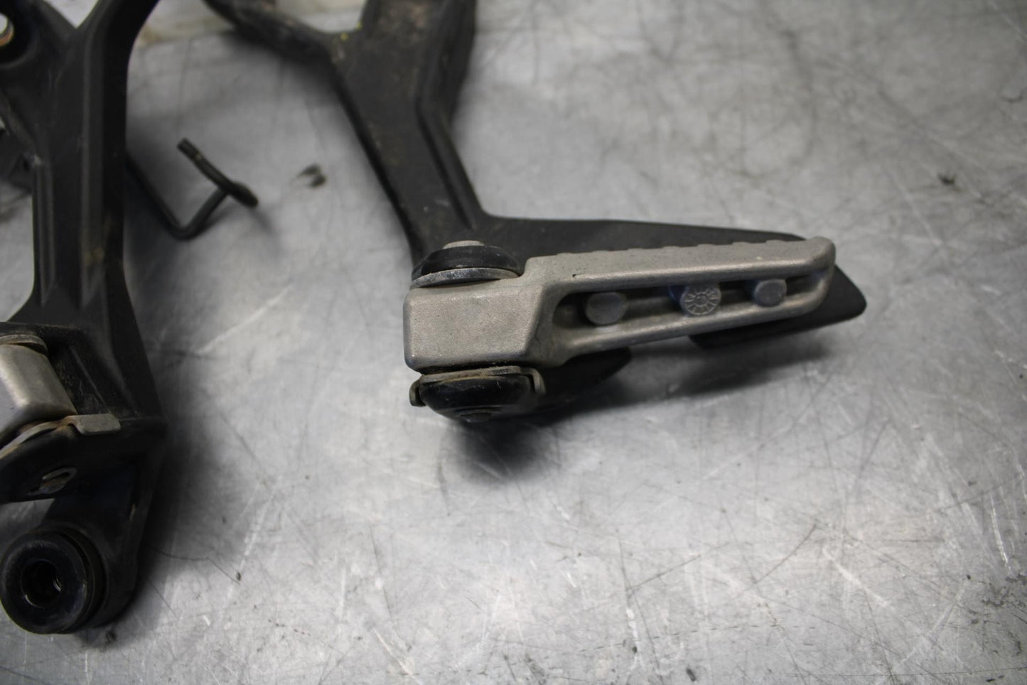 18 KAWASAKI Z 400 REAR BACK PASSENGER PEG SET PAIR BB469