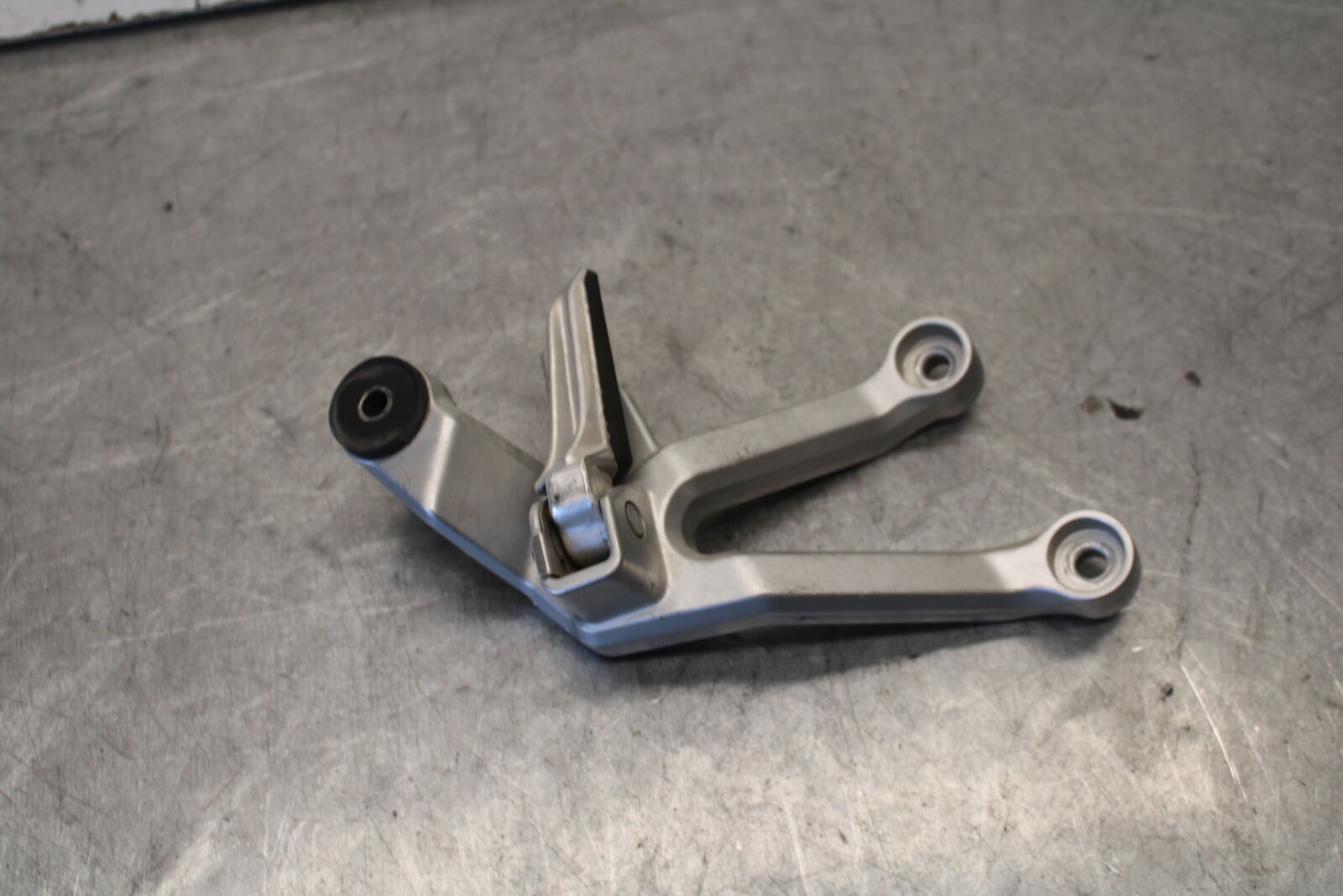 03-07 SUZUKI SV1000S REAR BACK PASSENGER PEG SET PAIR BB657