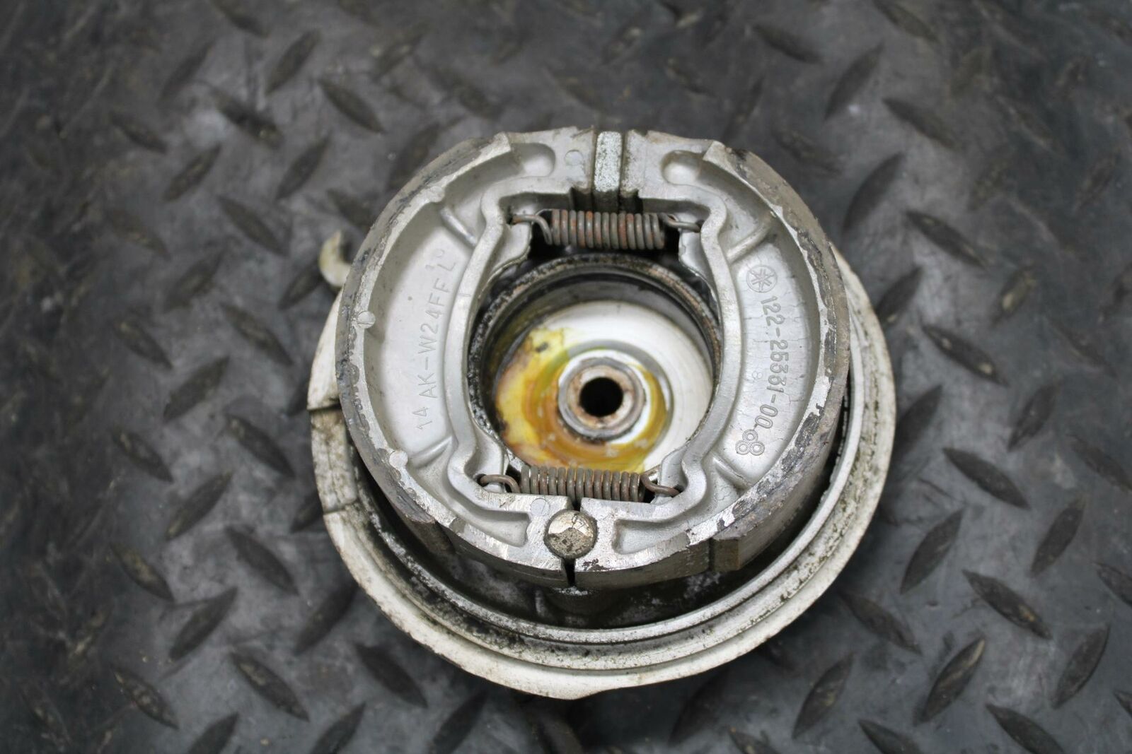 71 YAMAHA L5 FRONT WHEEL RIM HUB BB230