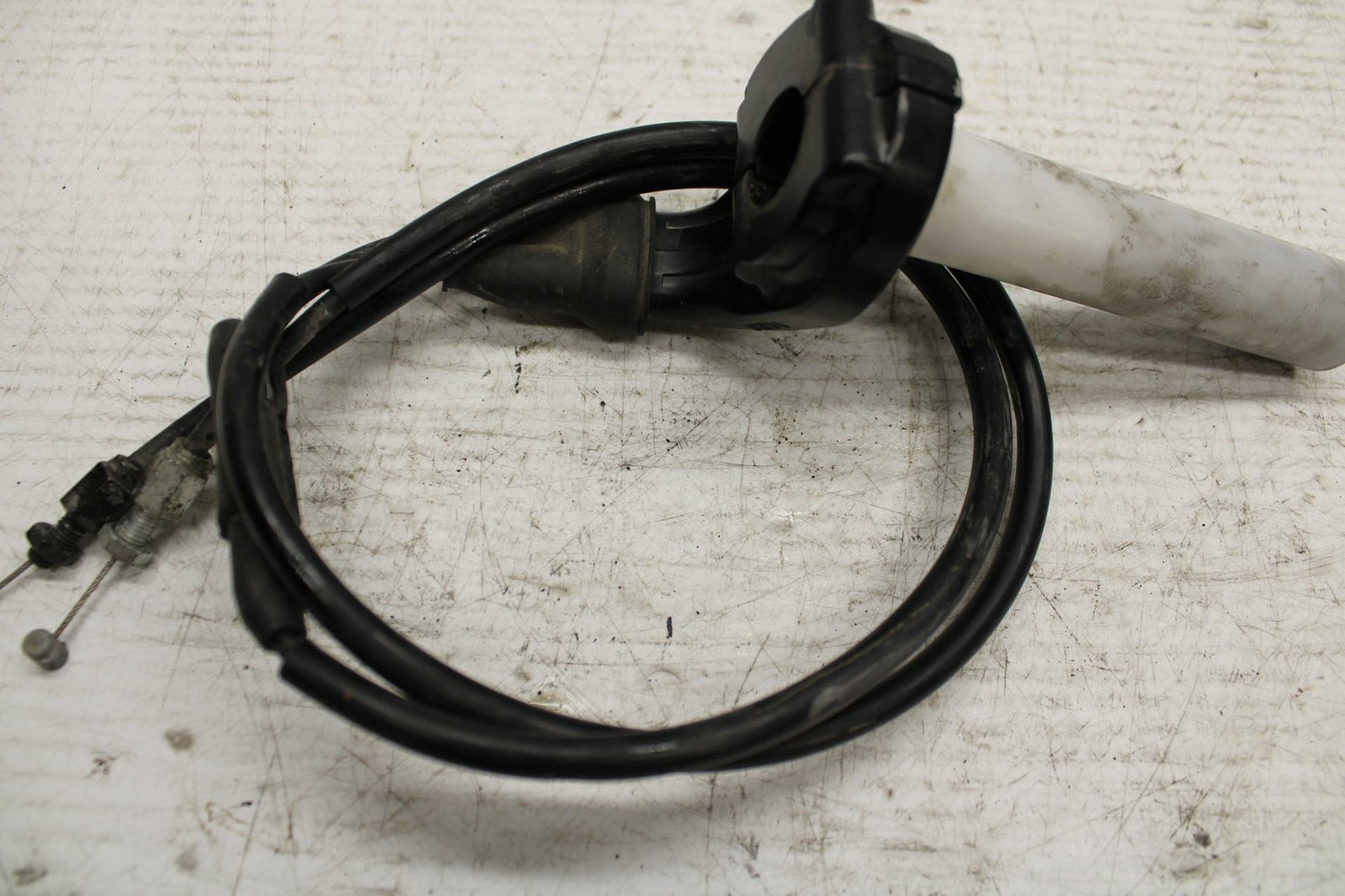 07 YAMAHA YZF R6 2c0 THROTTLE CABLE LINE HOUSING GUIDE BB297