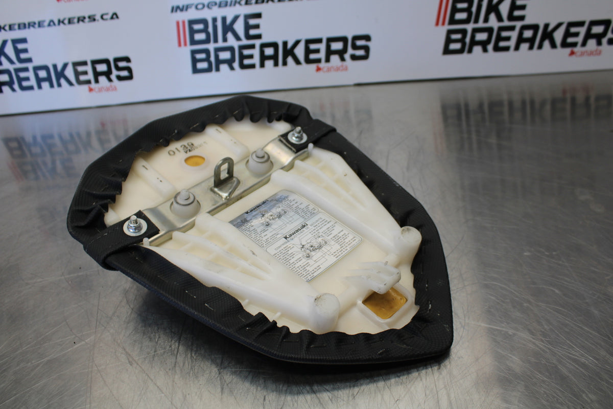 07 KAWASAKI Z1000 REAR BACK PASSENGER TANDEM SEAT PAD SADDLE PILLION BB148