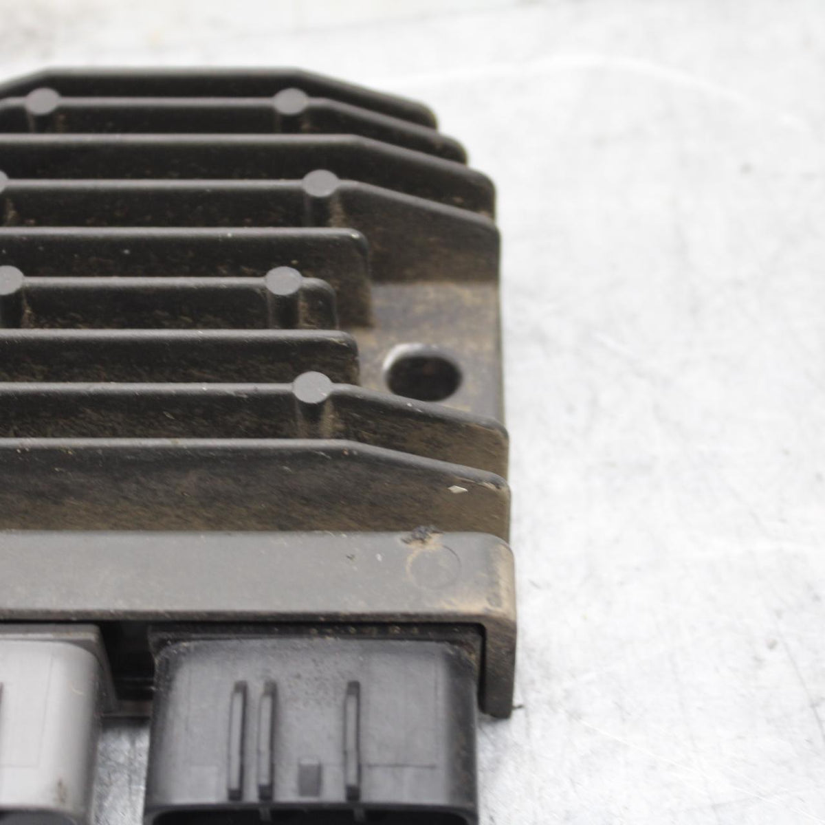 2015 Yamaha FZ09 RECTIFIER VOLTAGE REGULATOR 1D7-81960-01-00 BB54