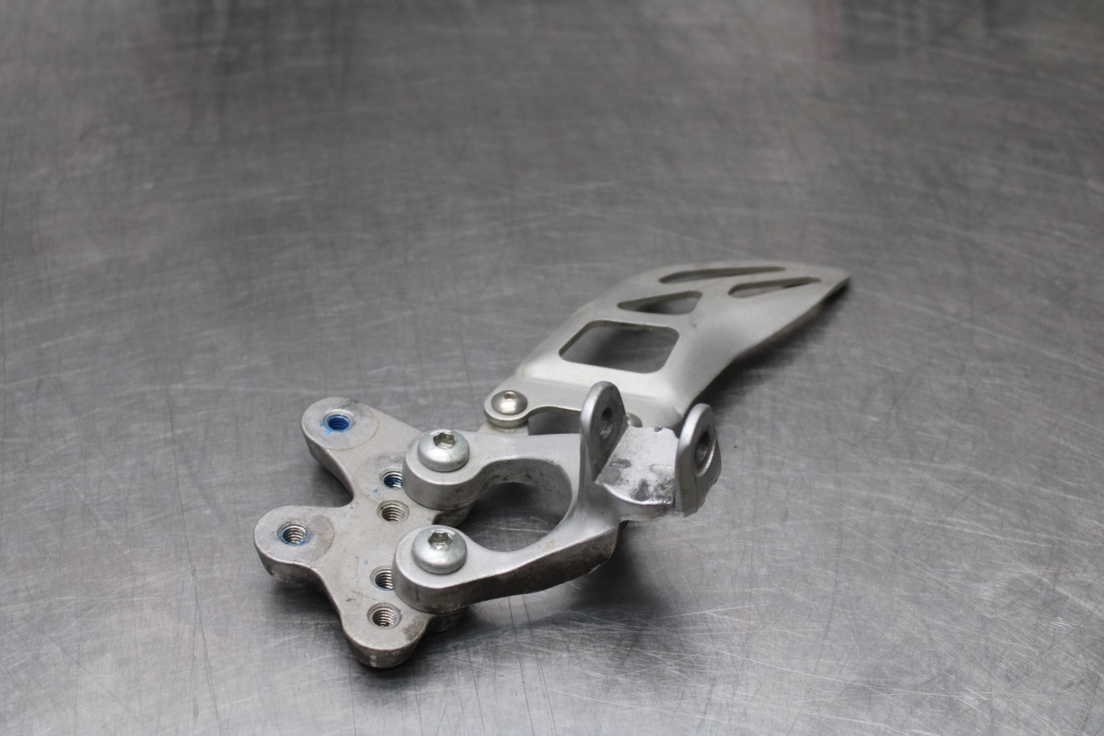 07 SUZUKI GSXR1000 LEFT REARSET REAR SET DRIVER FOOT PEG BRACKET MOUNT BB770