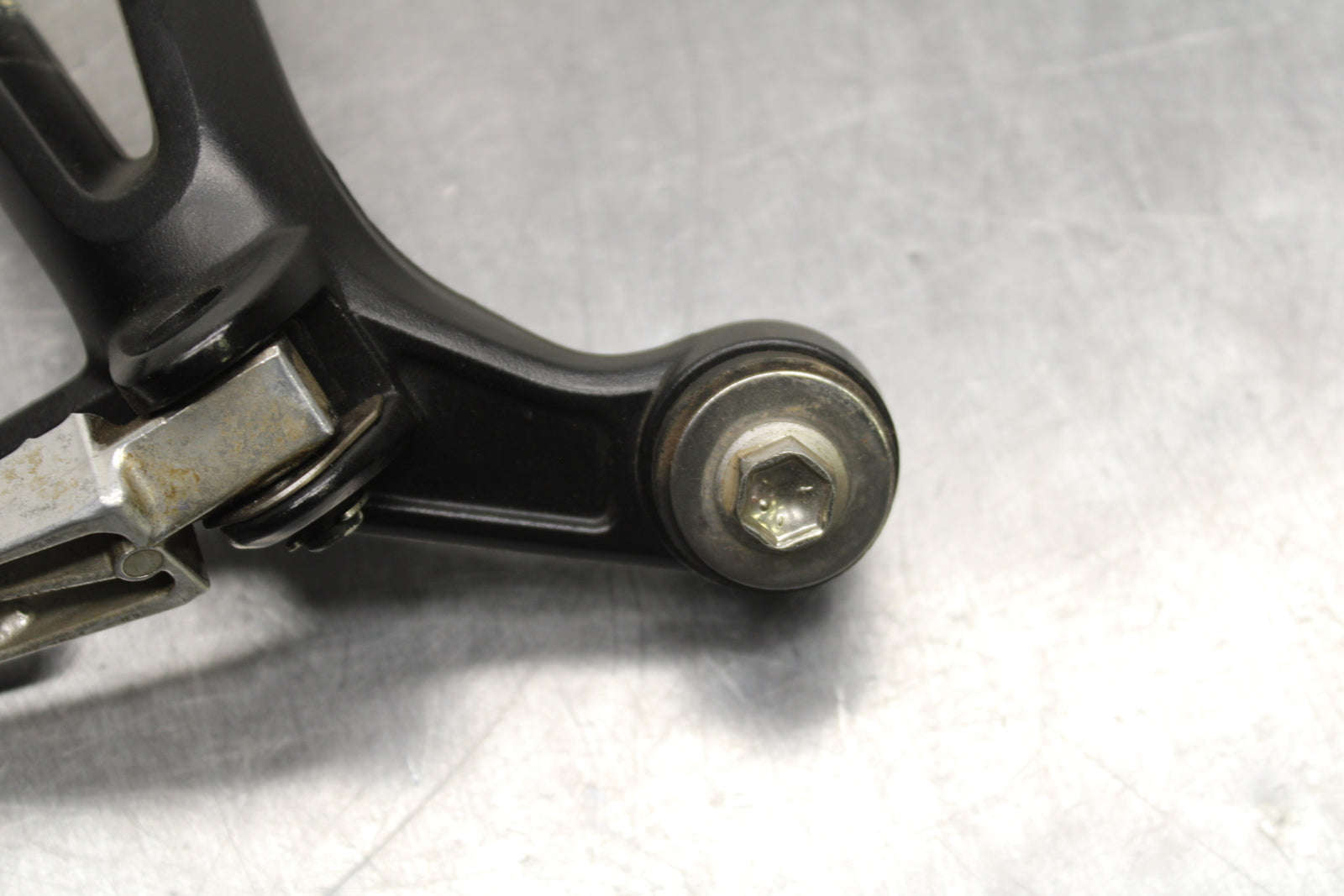 09 SUZUKI GSXR600 REAR BACK PASSENGER PEG SET PAIR BB759