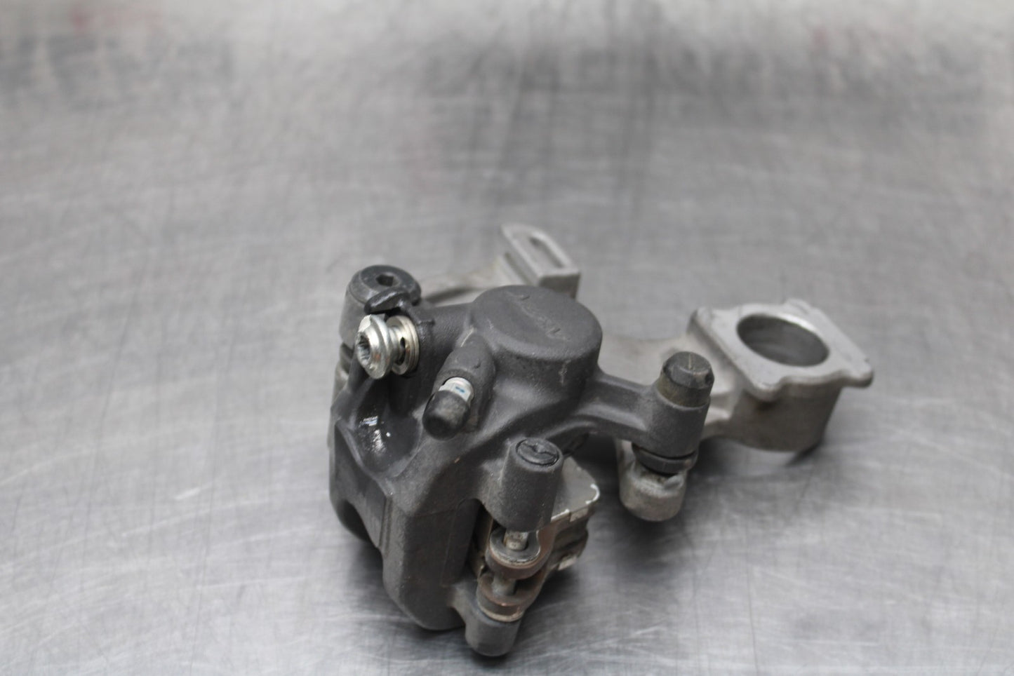 07 SUZUKI GSXR1000 REAR BACK BRAKE CALIPER W MOUNT BRACKET BB770