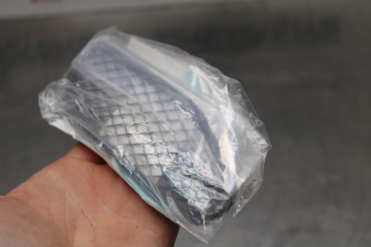 00-02 KAWASAKI NINJA ZX6R NOS NEW AIR INTAKE GRILL SET BB750