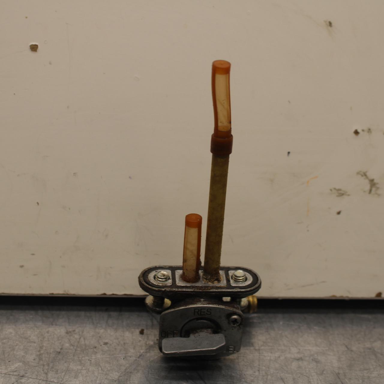 2001 Yamaha Banshee 350 YFZ350 FUEL GAS TANK PETCOCK SHUT ON OFF VALVE BB79