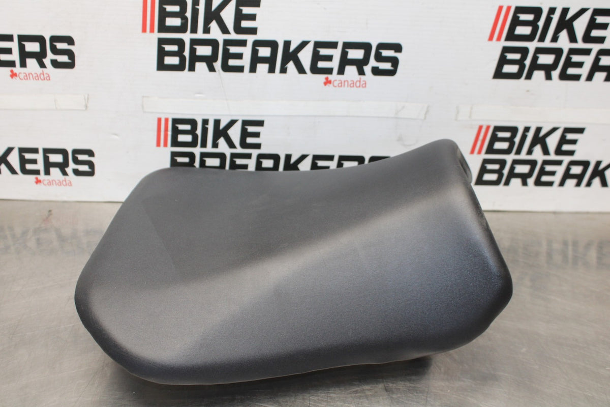 05 SUZUKI GSXR600 FRONT DRIVERS SEAT PAD SADDLE PILLION BB329