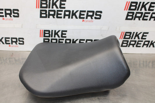 05 SUZUKI GSXR600 FRONT DRIVERS SEAT PAD SADDLE PILLION BB329