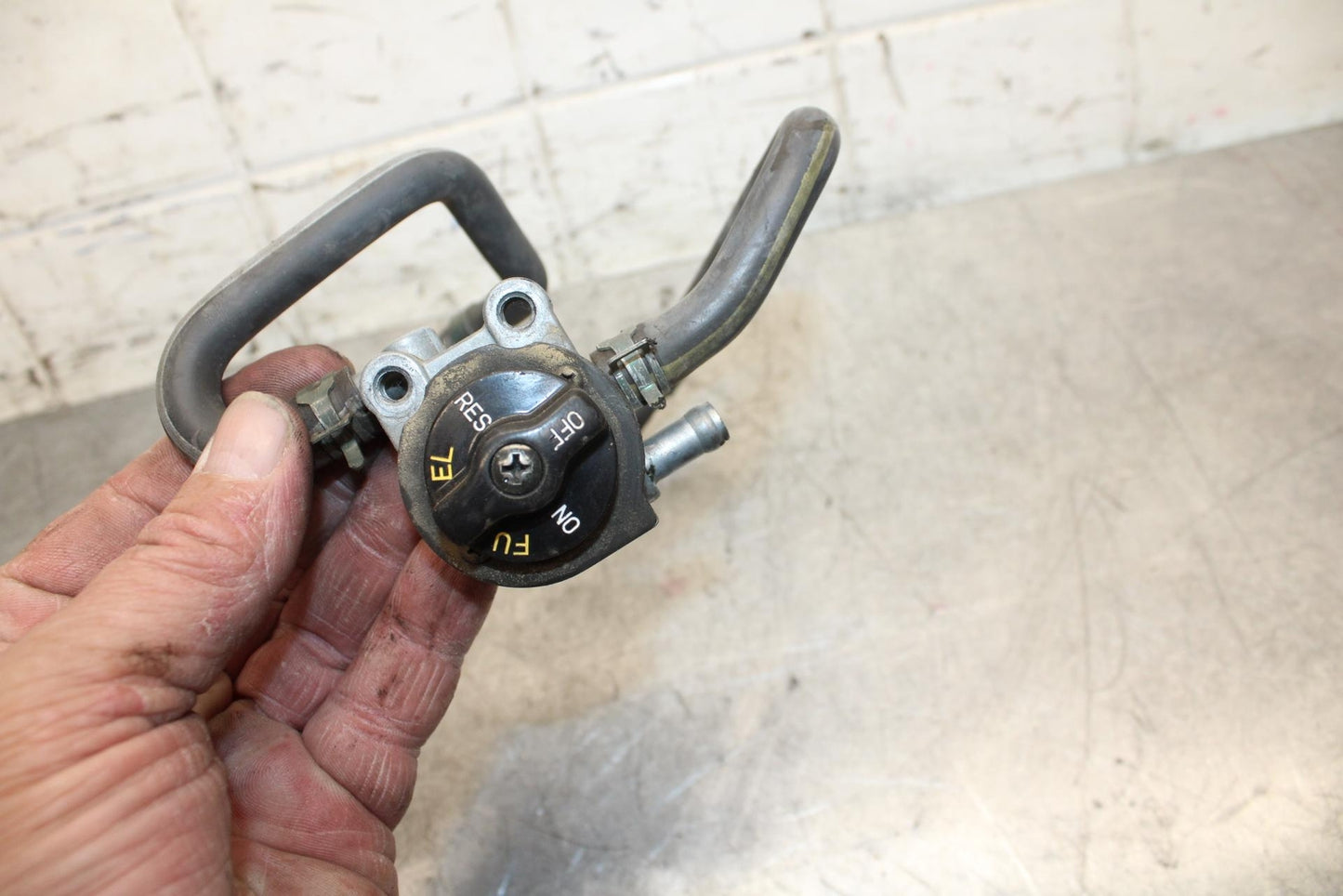 2001 Kawasaki Ninja ZX6 ZX600E FUEL GAS TANK PETCOCK SHUT ON OFF VALVE BB547