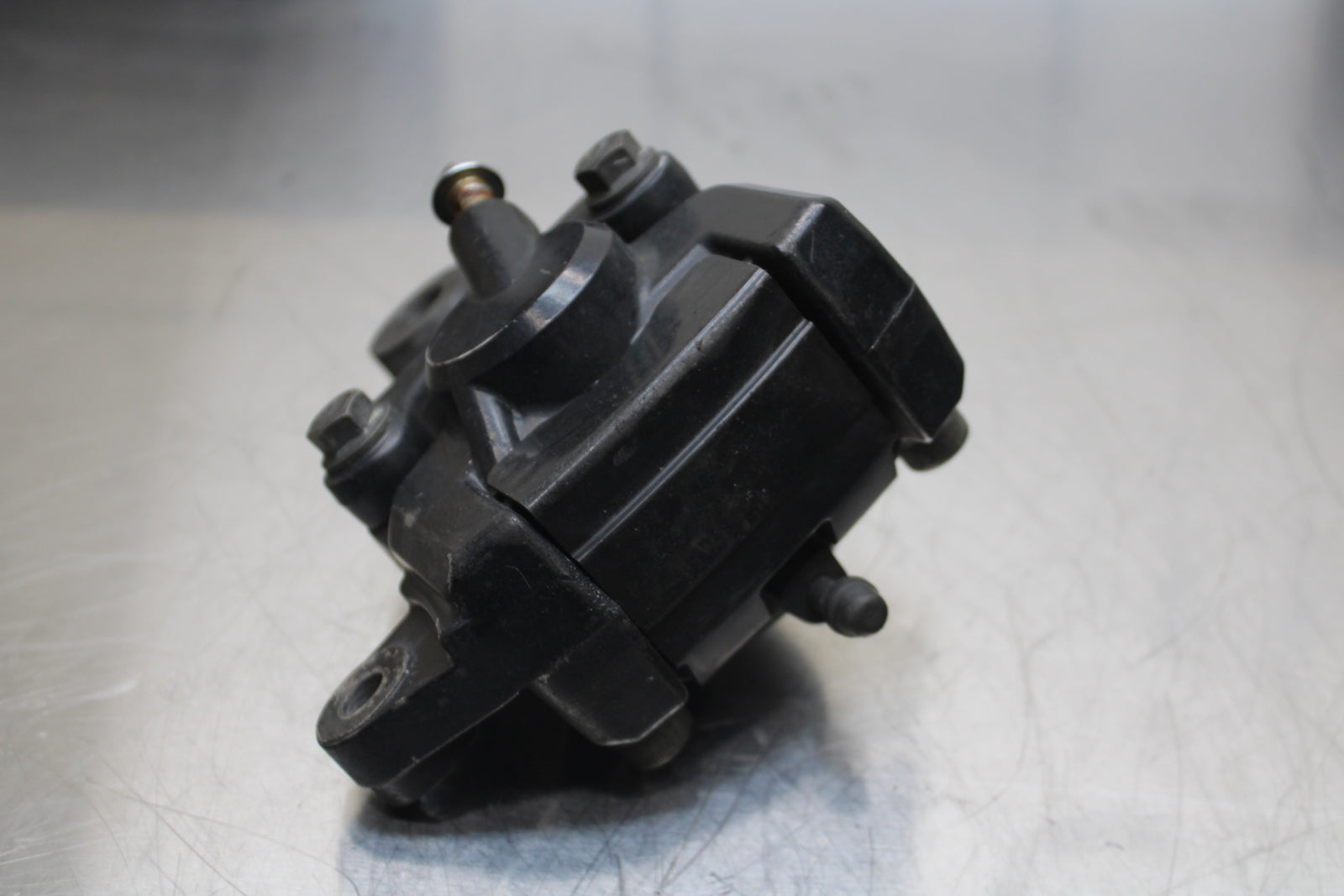 86 SUZUKI GS750ES REAR BACK BRAKE CALIPER W MOUNT BRACKET BB140