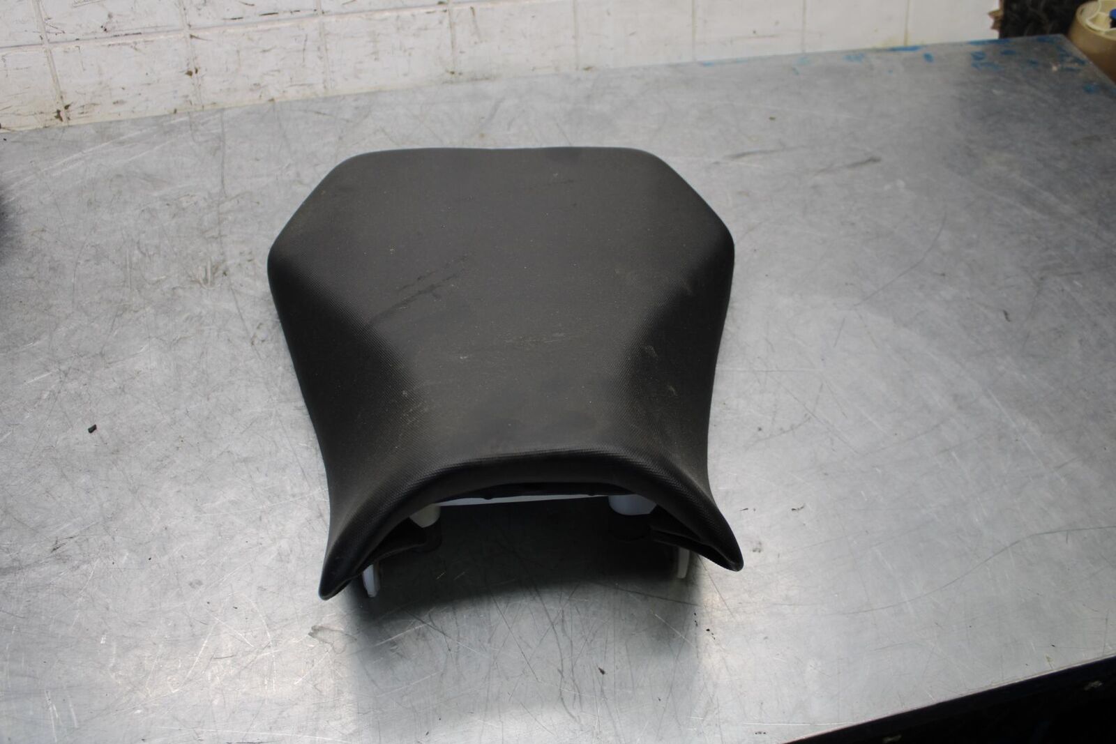 2017 Suzuki GSXR600 FRONT DRIVERS SEAT  SADDLE PILLION 45100-14J10-DW2 #B BB527