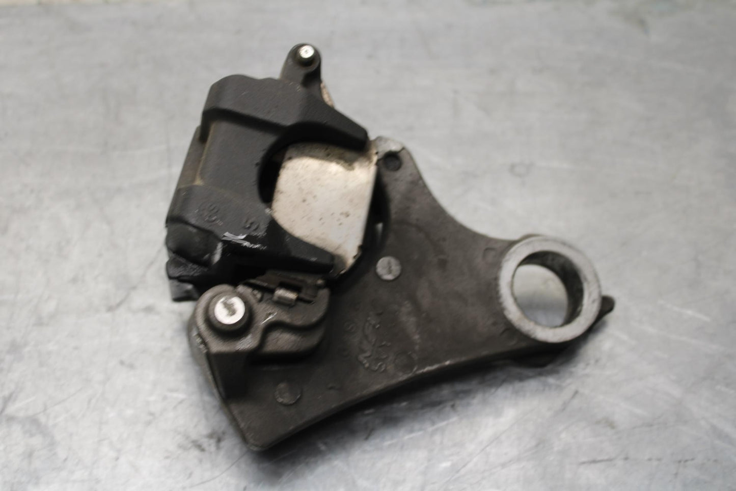 2007 Yamaha YZF R1 REAR BRAKE CALIPER W MOUNT BRACKET 5VY-2580W-12-00 BB575