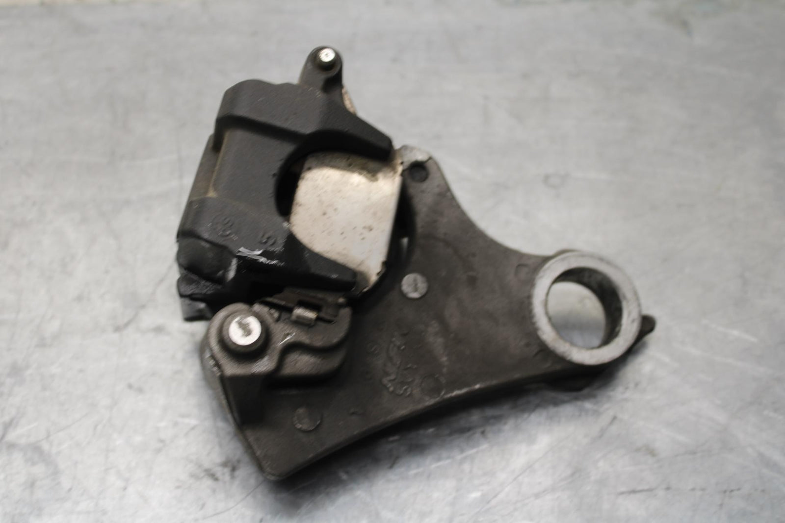 2007 Yamaha YZF R1 REAR BRAKE CALIPER W MOUNT BRACKET 5VY-2580W-12-00 BB575