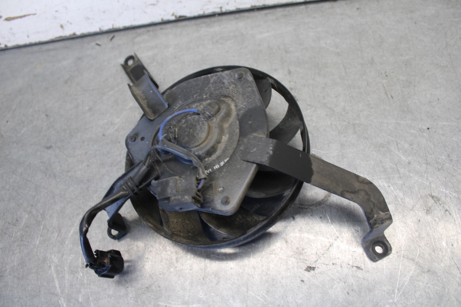 04 SUZUKI GSXR600 ENGINE RADIATOR COOLING FAN 17800-29G00 BB676