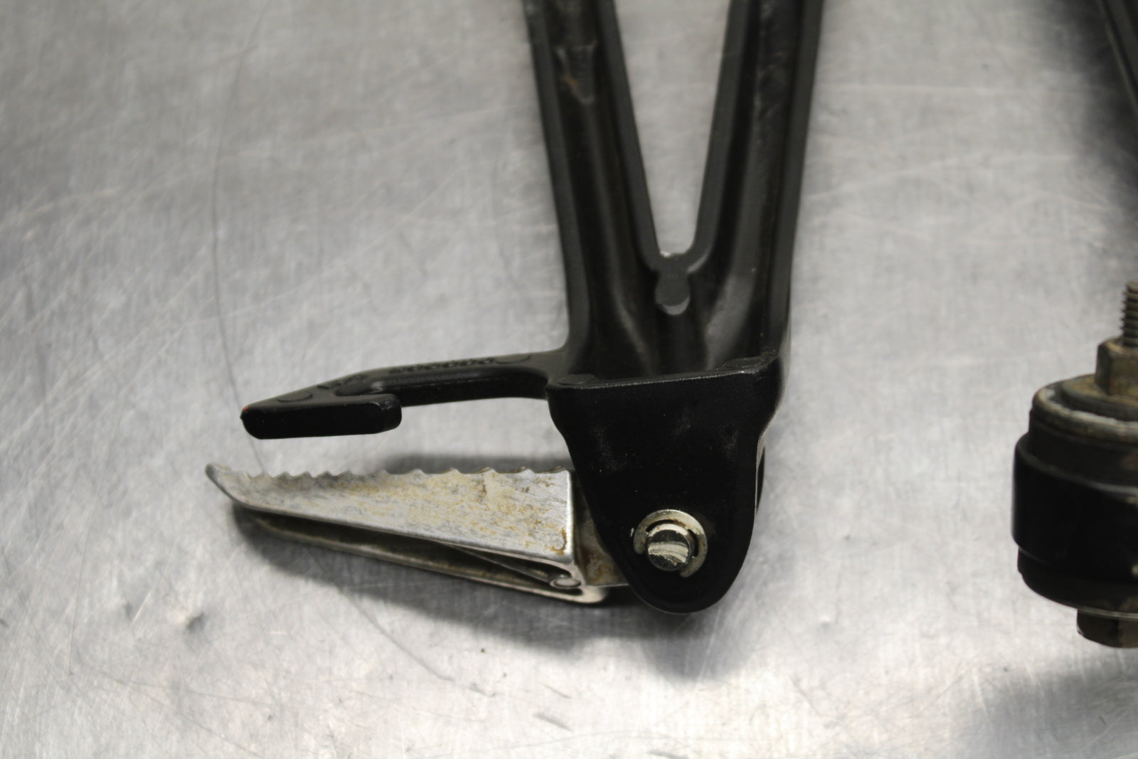 09 SUZUKI GSXR600 REAR BACK PASSENGER PEG SET PAIR BB759