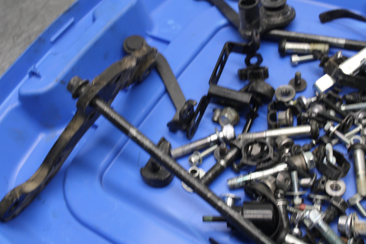 22-24 YAMAHA XSR900 MOUNTING BOLTS HARDWARE MOTOR SCREWS BB683
