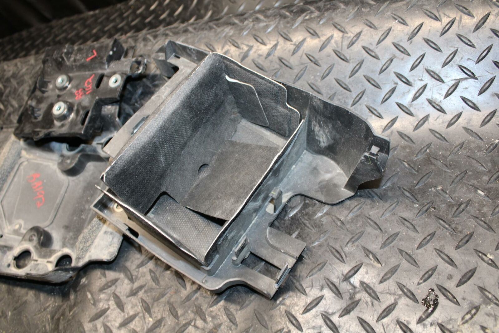 09-14 YAMAHA YZF R1 REAR BACK TAIL UNDERTAIL BATTERY TRAY PLASTIC BB192