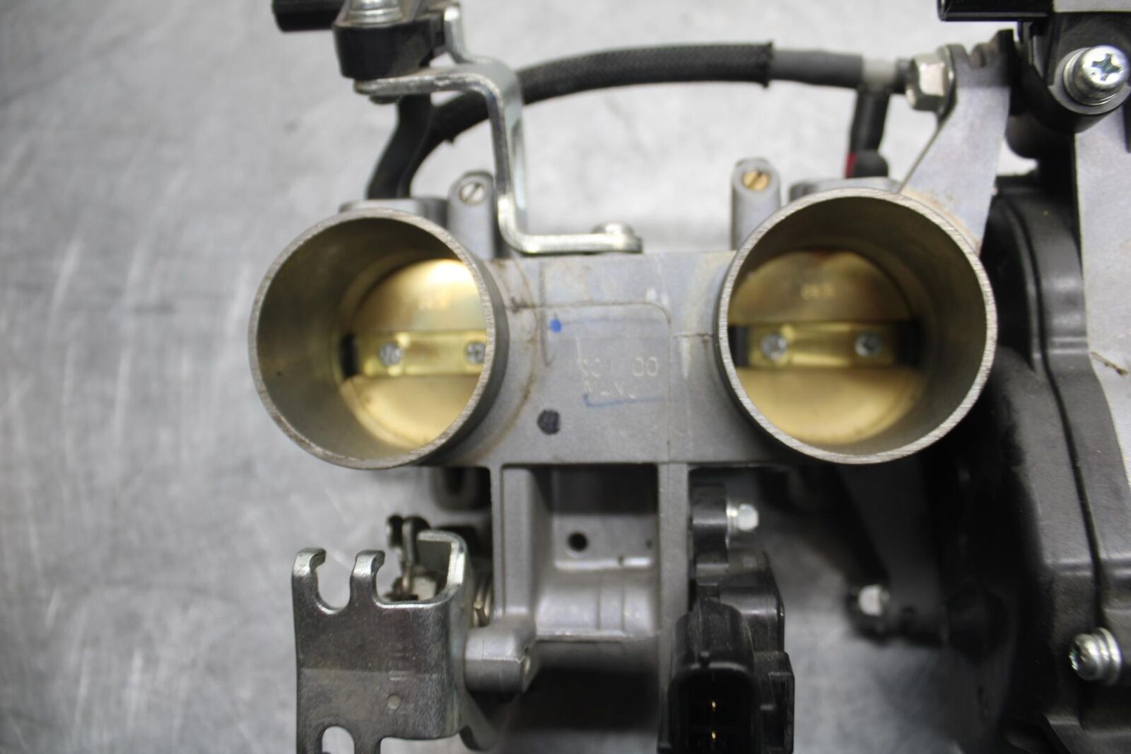 2015 Yamaha FJ09 MAIN FUEL INJECTORS / THROTTLE BODIES BB41