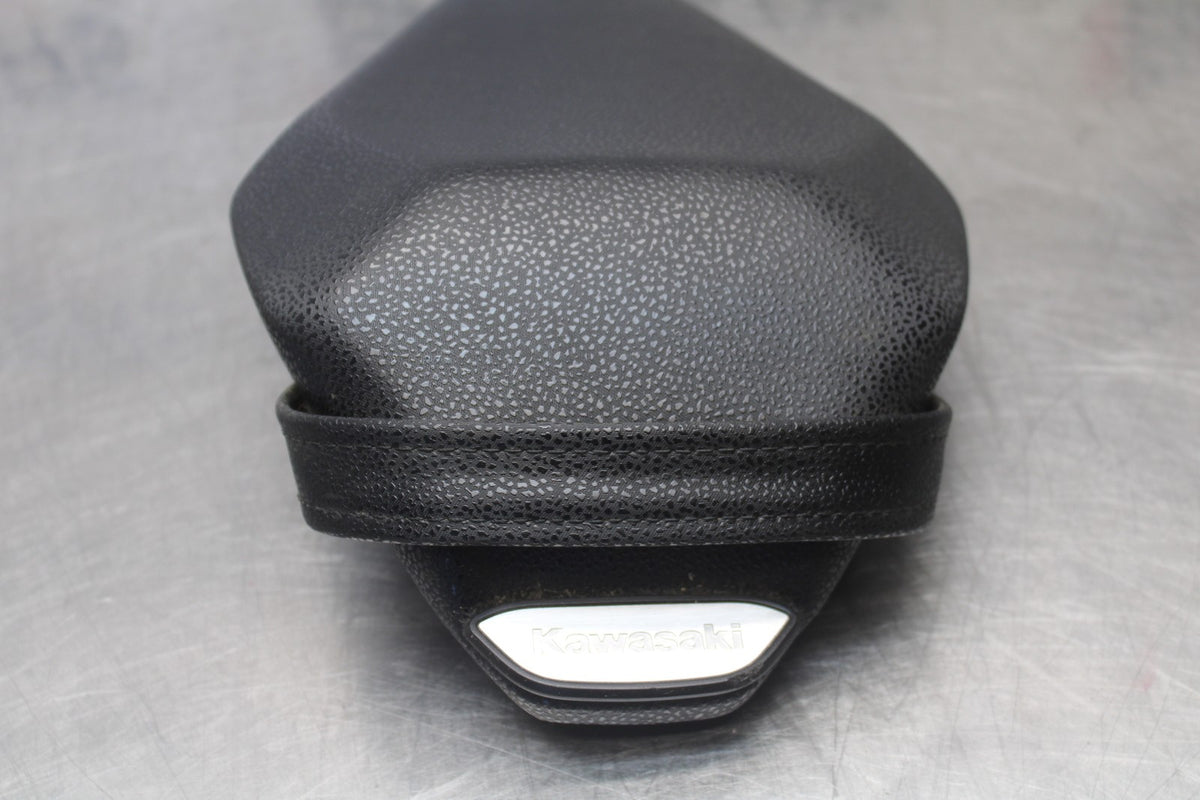 25 KAWASAKI Z900 REAR BACK PASSENGER TANDEM SEAT PAD SADDLE PILLION BB928