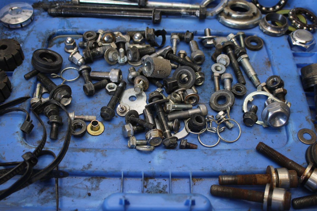 14 HONDA SHADOW 750 VT750C2B LEFTOVER MOUNTING BOLTS HARDWARE SCREWS BB867