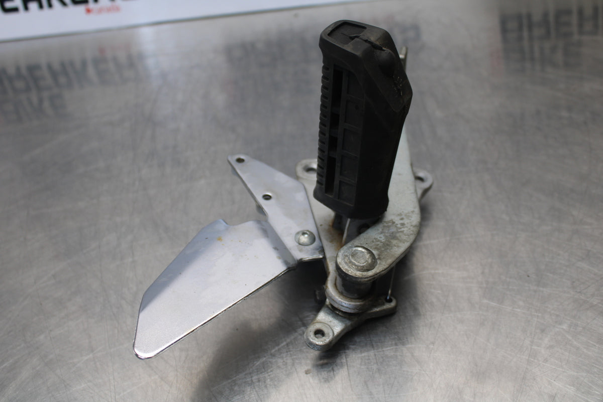 04-09 SUZUKI GS500F RIGHT REARSET REAR SET DRIVER FOOT PEG REST STOP BB165