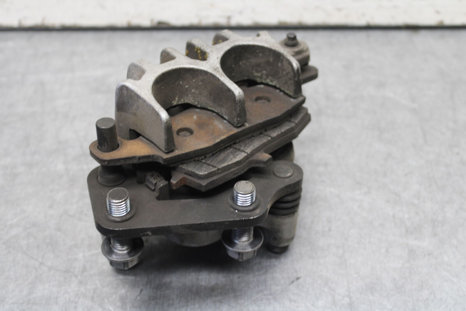 05-06 SUZUKI BOULEVARD M50 RIGHT FRONT BRAKE CALIPER 59100-33DB0-999 BB671