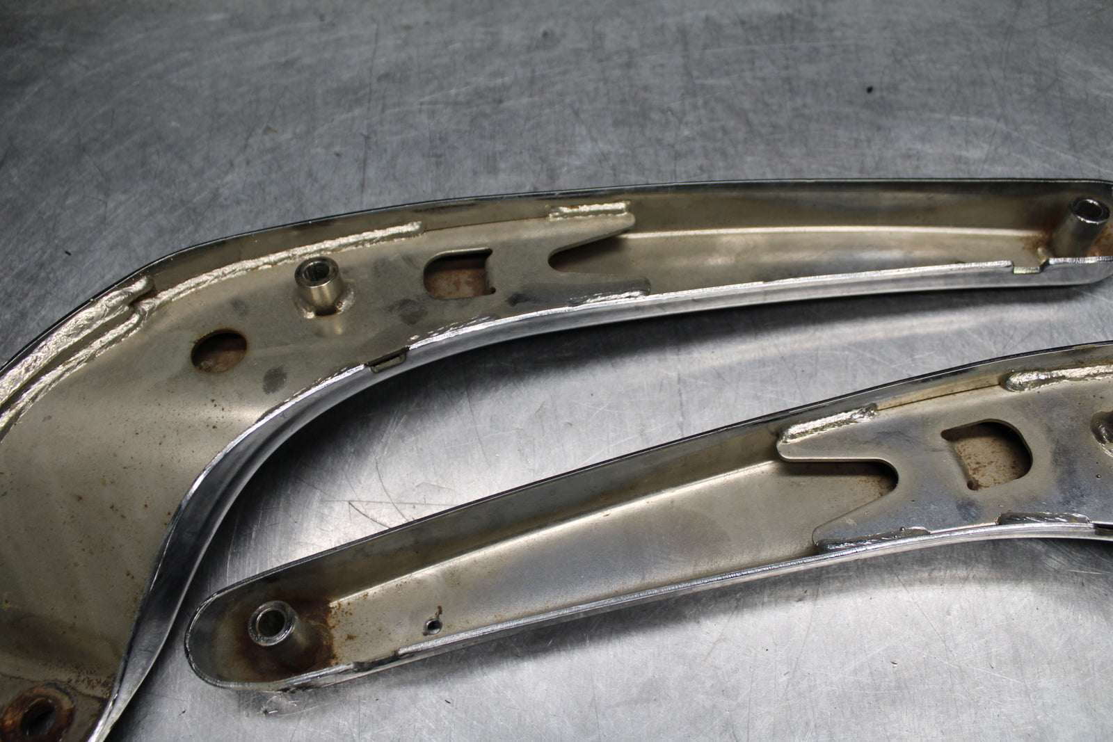 00 SUZUKI INTRUDER 1500 VL1500 REAR BACK FENDER SUPPORT FRAME SUBFRAME BB761