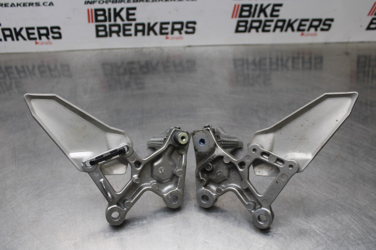 24-25 KAWASAKI NINJA ZX4R RIGHT LEFT REARSETS REAR SET DRIVER FOOT PEGS  BB827