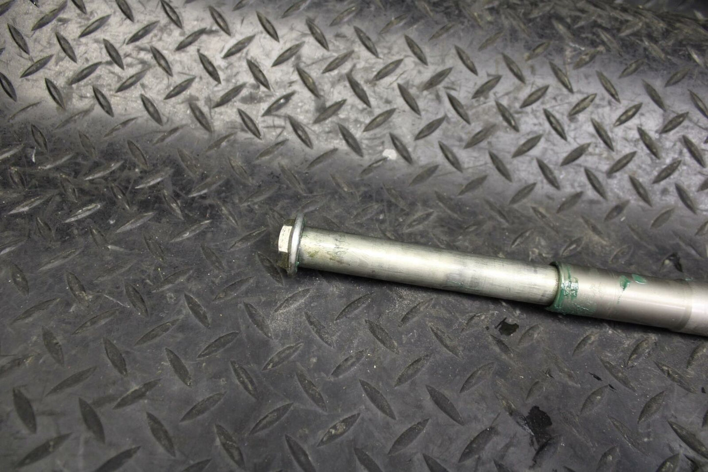 07 SUZUKI BURGMAN 650 REAR AXLE BACK WHEEL RIM PIVOT BOLT AXEL  BB183