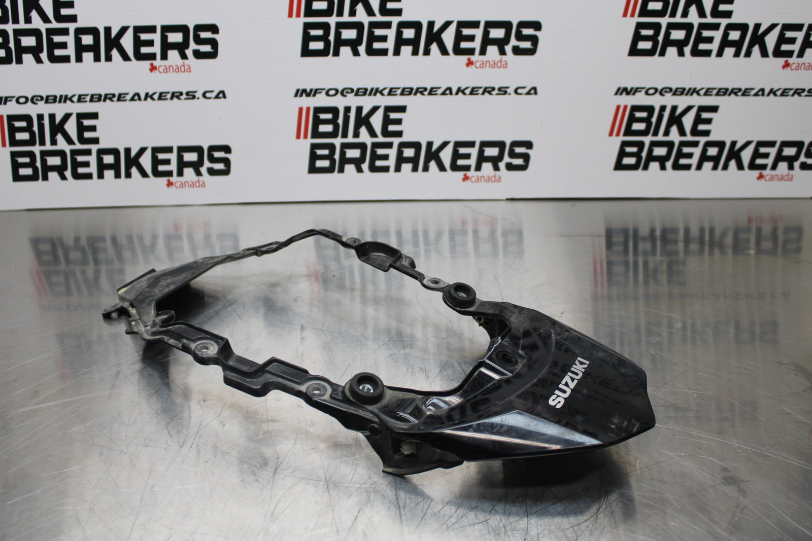 11 SUZUKI GSXR1000 CENTER REAR BACK TAIL FAIRING COWL BB142