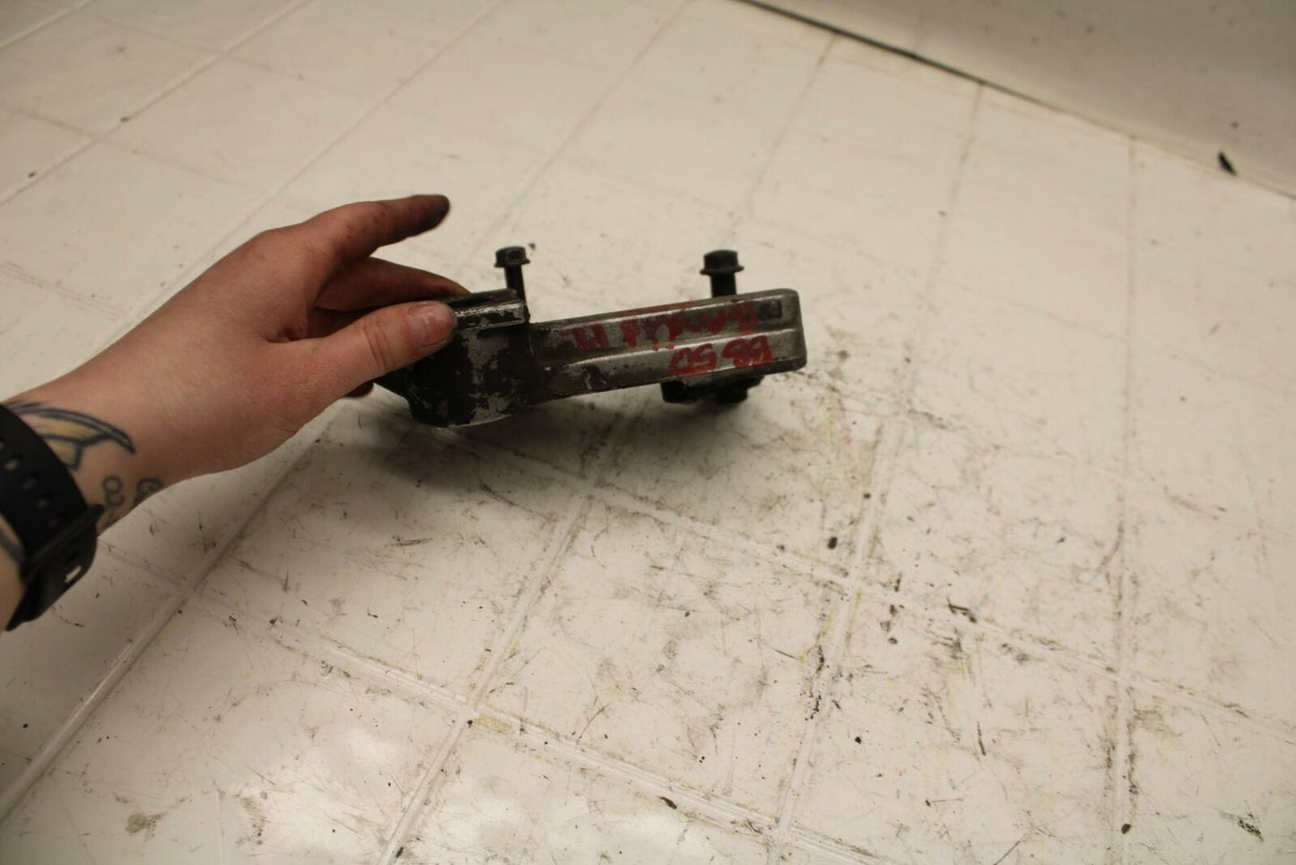 06-07 SUZUKI BANDIT 1200S ABS REAR BRAKE CALIPER HANGER MOUNTING BRACKET BB21