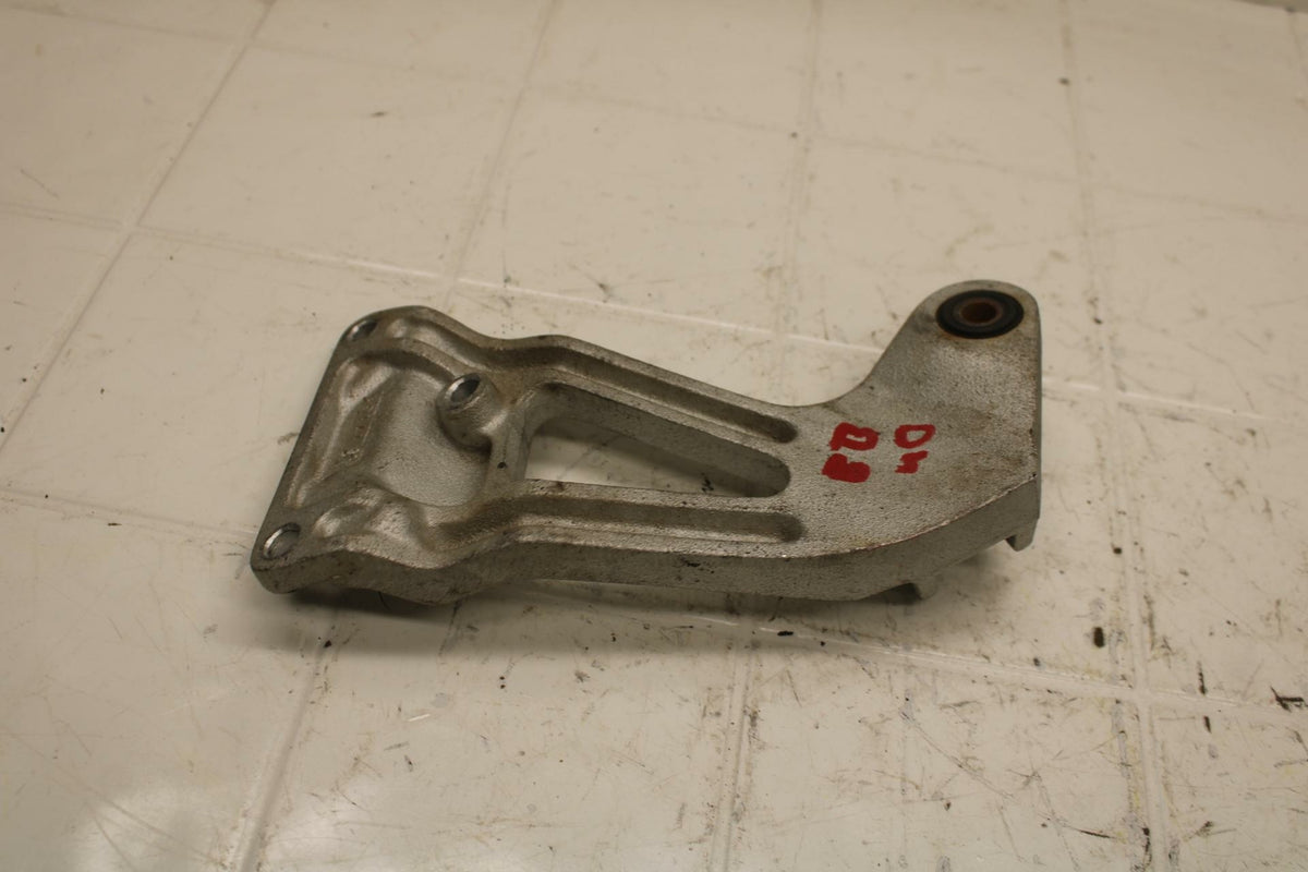 88-89 SUZUKI GSXR750 RIGHT REAR PASSANGER PEG BRACKET MOUNT BB18