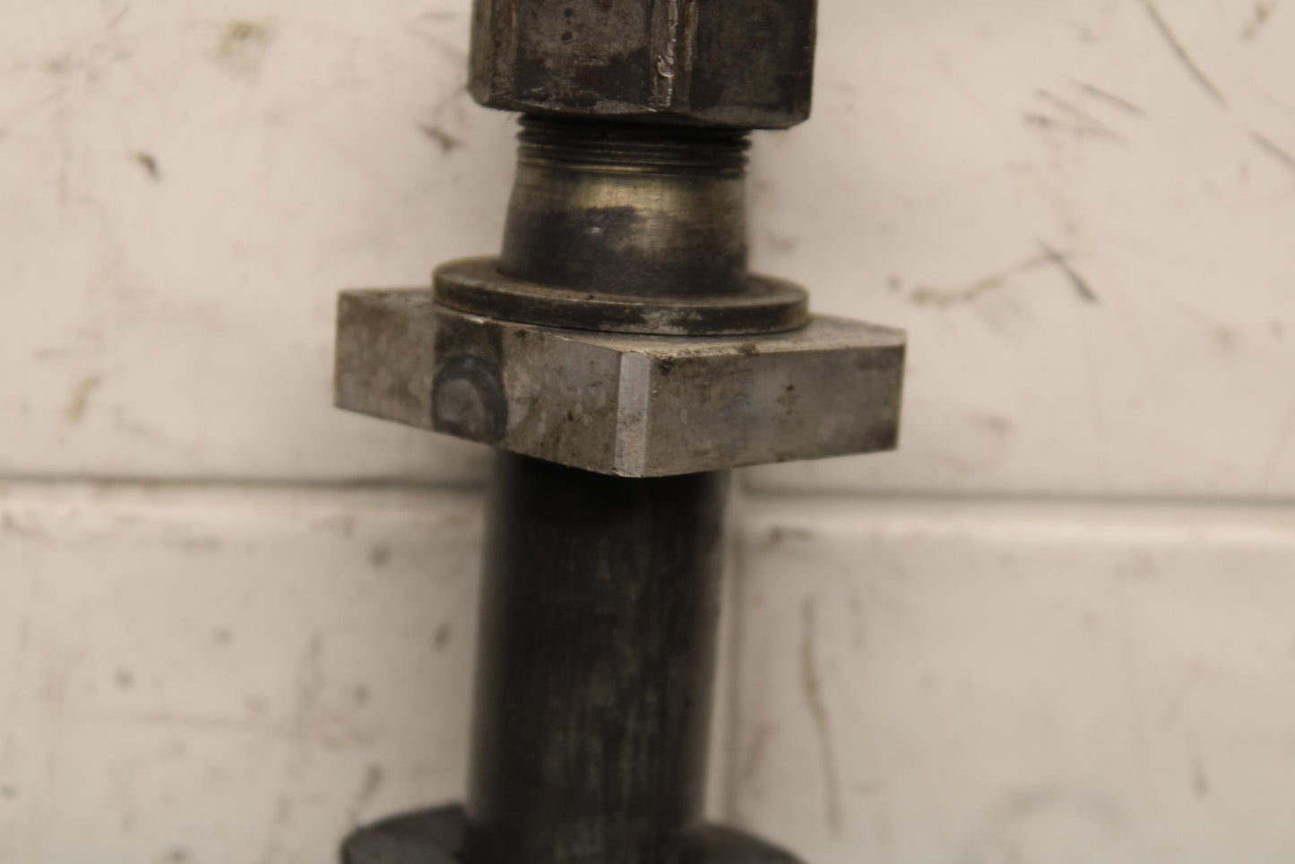 2000 Kawasaki Ninja ZX12R ZX1200A REAR AXLE BACK WHEEL RIM PIVOT BOLT AXEL BB565