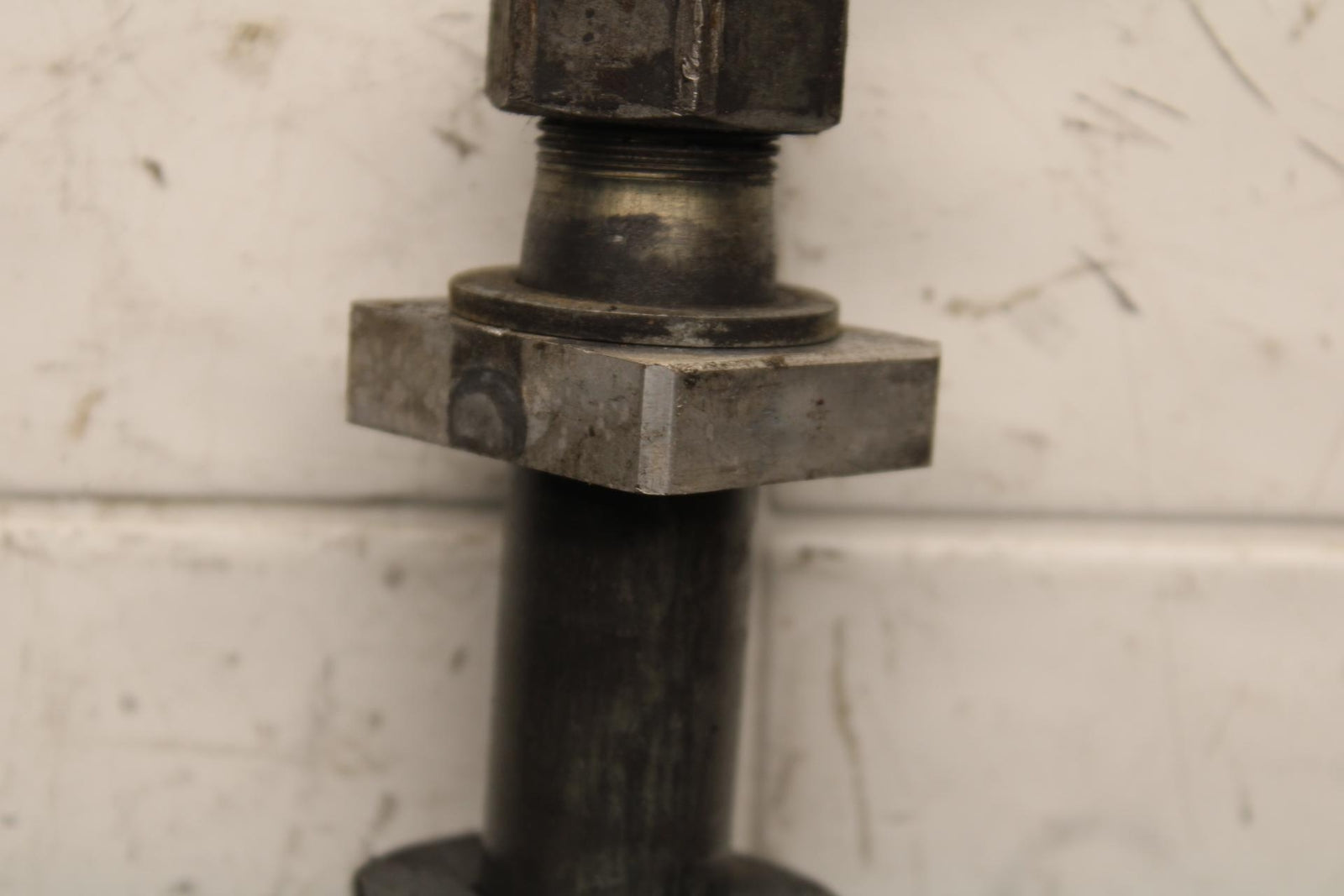 2000 Kawasaki Ninja ZX12R ZX1200A REAR AXLE BACK WHEEL RIM PIVOT BOLT AXEL BB565