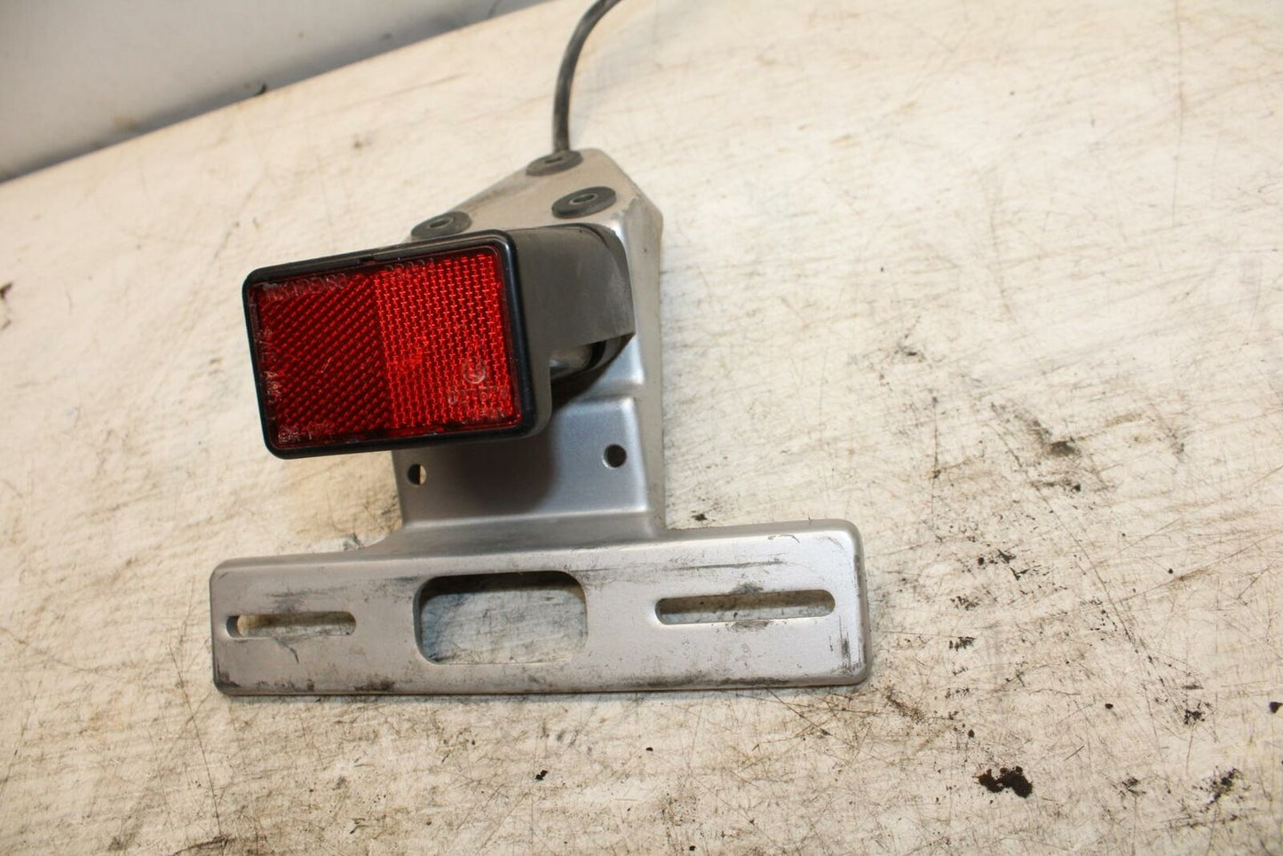 06-07 SUZUKI BOULEVARD S40 LICENSE PLATE LIGHT BRACKET BB375