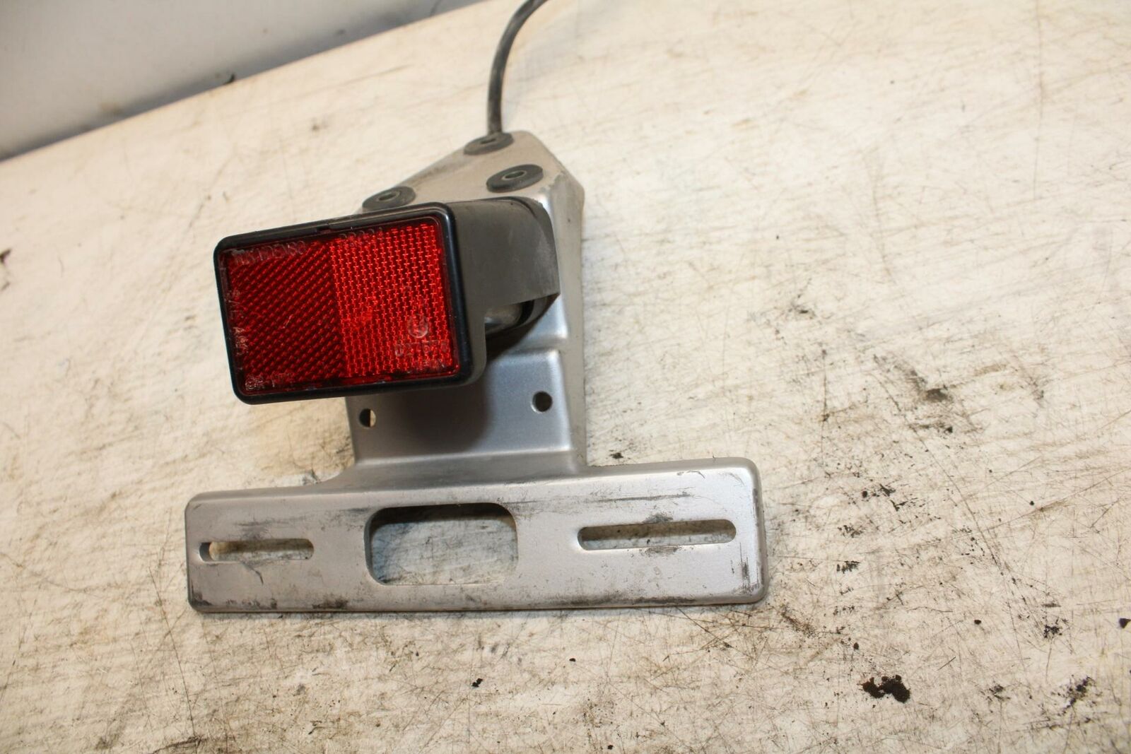 06-07 SUZUKI BOULEVARD S40 LICENSE PLATE LIGHT BRACKET BB375