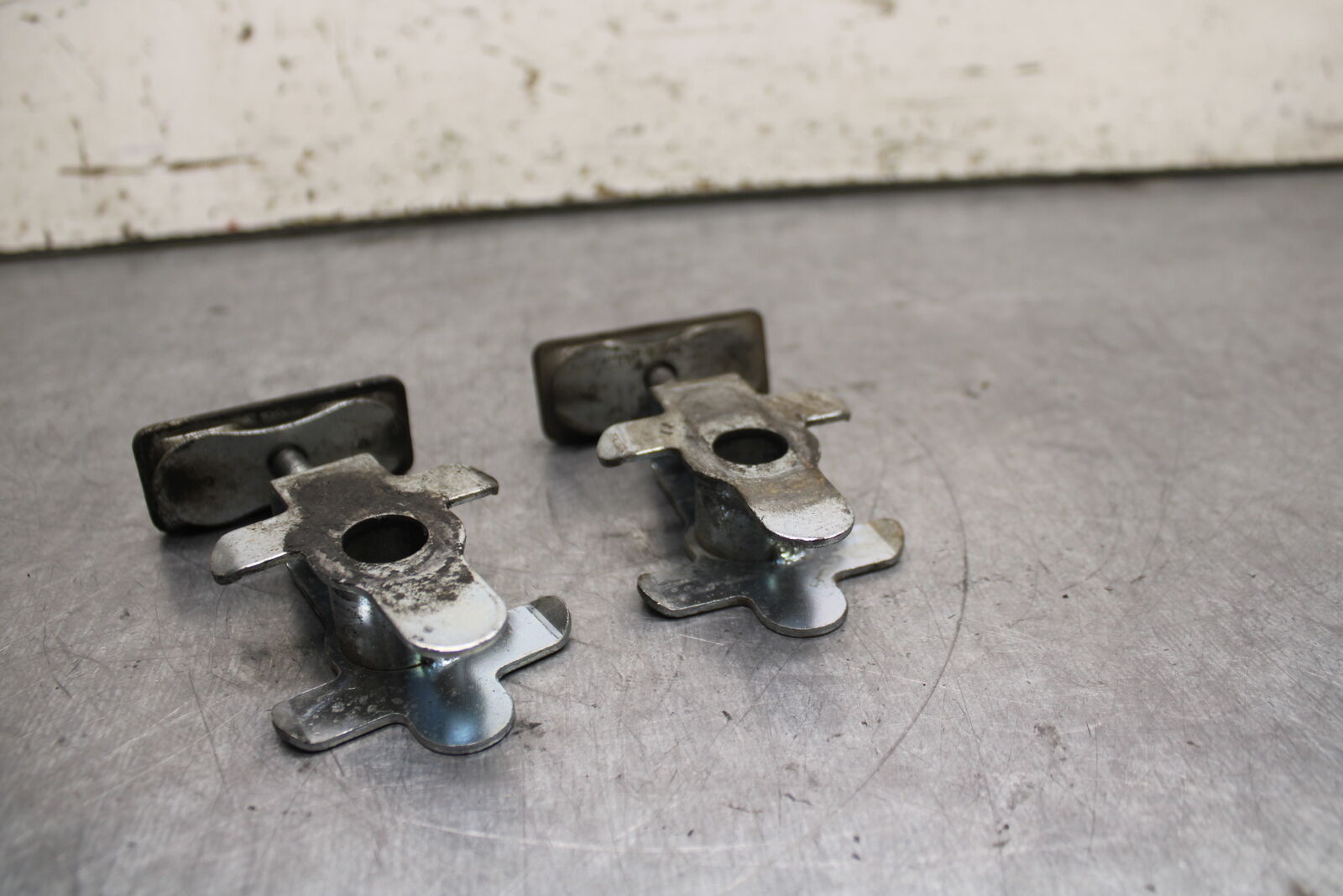 04-05 SUZUKI KATANA 750 GSX750F CHAIN TENSIONER ADJUSTMENT BRACKETS  BB110 