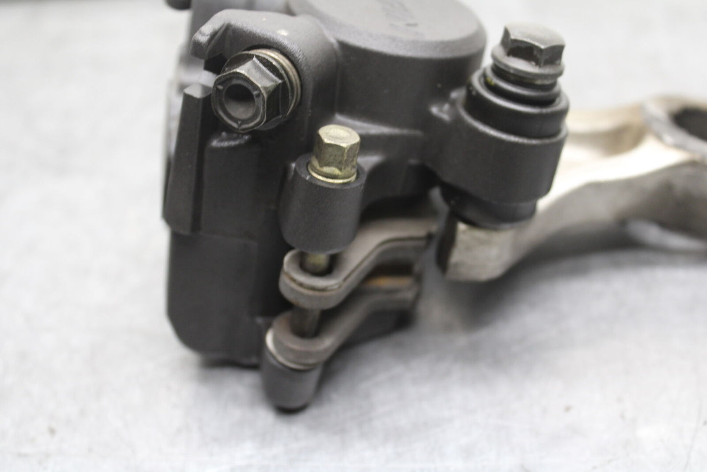 05-06 HONDA CBR600RR REAR BACK BRAKE CALIPER W MOUNT BRACKET BB727